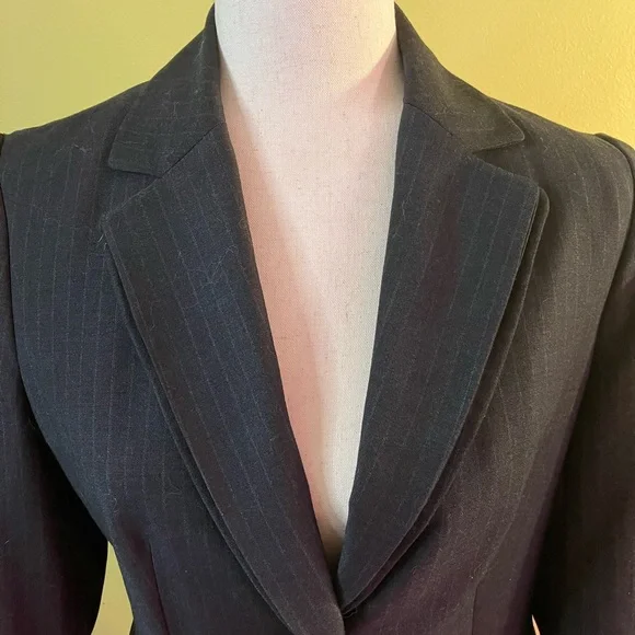 Calvin Klein Gray Pinstripe Suit Jacket. Preowned Size 6. - Picture 4 of 5